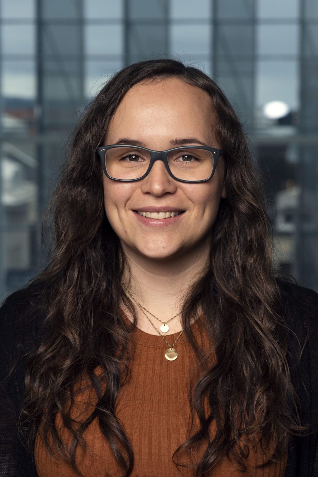 sm-portretter-monika-farger Portrett av Monika Meistad